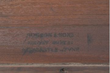 イギリスアンティーク　マホガニー材　高級　クラシカルで重厚な雰囲気ただようパーラーキャビネット(飾り棚、戸棚、収納棚)(R-057610)
