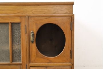 和製アンティーク　前面欅(ケヤキ)　丸窓のレトロな雰囲気と木の温もりを感じる風合いが魅力的な収納棚(戸棚、食器棚、サイドボード)(R-057611)