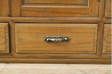 和製アンティーク　前面欅(ケヤキ)　丸窓のレトロな雰囲気と木の温もりを感じる風合いが魅力的な収納棚(戸棚、食器棚、サイドボード)(R-057611)