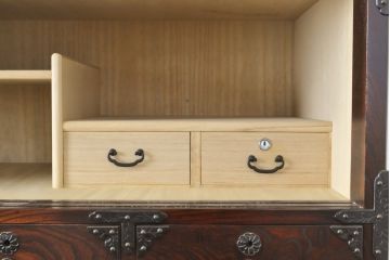 中古　美品　岩谷堂箪笥　奥行たっぷりサイズの特注品衣装箪笥(チェスト、洋服タンス、収納タンス、重ね箪笥)(R-057617)