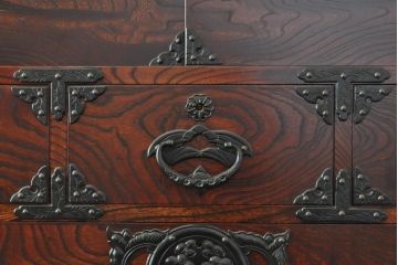 中古　美品　岩谷堂箪笥　奥行たっぷりサイズの特注品衣装箪笥(チェスト、洋服タンス、収納タンス、重ね箪笥)(R-057617)