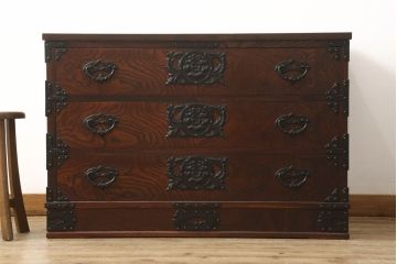中古　美品　天板リメイク　岩谷堂箪笥　奥行たっぷりサイズの特注品衣装箪笥(チェスト、洋服タンス、収納タンス、重ね箪笥)(R-057618)