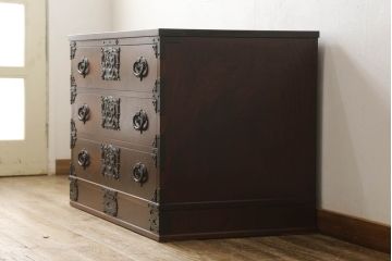 中古　美品　天板リメイク　岩谷堂箪笥　奥行たっぷりサイズの特注品衣装箪笥(チェスト、洋服タンス、収納タンス、重ね箪笥)(R-057618)