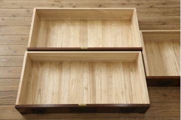 中古　美品　天板リメイク　岩谷堂箪笥　奥行たっぷりサイズの特注品衣装箪笥(チェスト、洋服タンス、収納タンス、重ね箪笥)(R-057618)