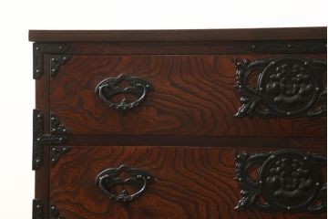 中古　美品　天板リメイク　岩谷堂箪笥　奥行たっぷりサイズの特注品衣装箪笥(チェスト、洋服タンス、収納タンス、重ね箪笥)(R-057618)