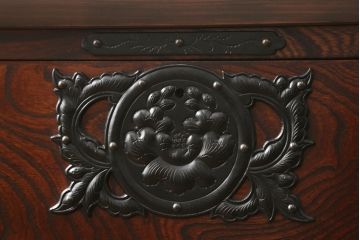 中古　美品　天板リメイク　岩谷堂箪笥　奥行たっぷりサイズの特注品衣装箪笥(チェスト、洋服タンス、収納タンス、重ね箪笥)(R-057618)