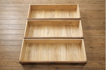 中古　美品　天板リメイク　欅(ケヤキ)材・中桐材　シックな色合いとシンプルなデザインが魅力的な民芸チェスト(引き出し、和タンス、衣装箪笥)(R-057629)