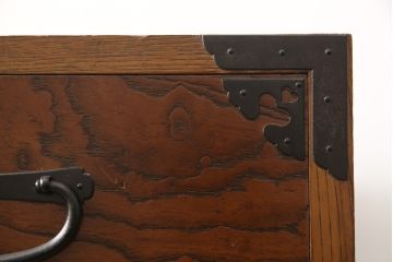 中古　美品　天板リメイク　欅(ケヤキ)材・中桐材　シックな色合いとシンプルなデザインが魅力的な民芸チェスト(引き出し、和タンス、衣装箪笥)(R-057629)