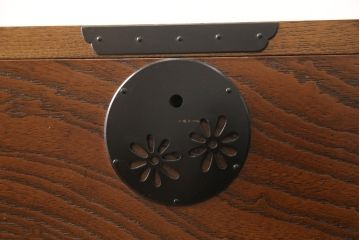 中古　美品　天板リメイク　欅(ケヤキ)材・中桐材　シックな色合いとシンプルなデザインが魅力的な民芸チェスト(引き出し、和タンス、衣装箪笥)(R-057629)