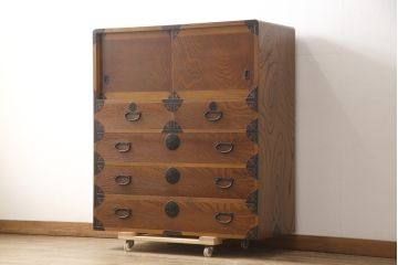 中古　美品　脚(台輪)付きリメイク　欅(ケヤキ)材・中桐材　シックな色合いで綺麗な木目が楽しめる民芸たんす(引き出し、和タンス、衣装箪笥)(R-057630)