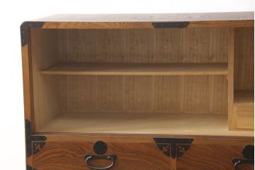 中古　美品　脚(台輪)付きリメイク　欅(ケヤキ)材・中桐材　シックな色合いで綺麗な木目が楽しめる民芸たんす(引き出し、和タンス、衣装箪笥)(R-057630)