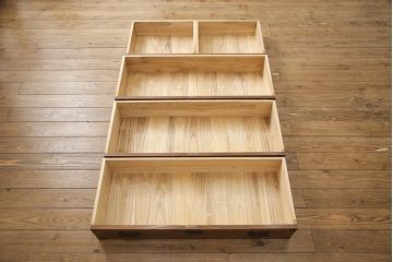 中古　美品　脚(台輪)付きリメイク　欅(ケヤキ)材・中桐材　シックな色合いで綺麗な木目が楽しめる民芸たんす(引き出し、和タンス、衣装箪笥)(R-057630)