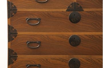 中古　美品　脚(台輪)付きリメイク　欅(ケヤキ)材・中桐材　シックな色合いで綺麗な木目が楽しめる民芸たんす(引き出し、和タンス、衣装箪笥)(R-057630)