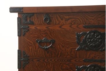 中古　美品　岩谷堂箪笥　迫力のある手打ち金具が見事な衣装タンス(和タンス、衣装箪笥、引き出し、サイドボード)(R-057633)