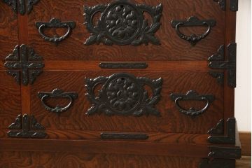 中古　美品　岩谷堂箪笥　迫力のある手打ち金具が見事な衣装タンス(和タンス、衣装箪笥、引き出し、サイドボード)(R-057633)
