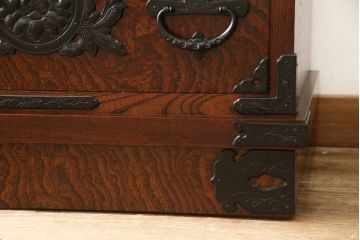 中古　美品　岩谷堂箪笥　迫力のある手打ち金具が見事な衣装タンス(和タンス、衣装箪笥、引き出し、サイドボード)(R-057633)