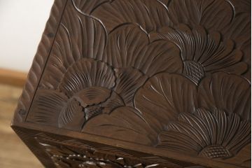 中古　美品　好一作　隅々まで施された彫刻が目を引く日光彫りチェスト(引き出し、衣装タンス、収納箪笥)(R-057638)
