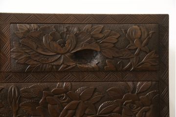 中古　美品　好一作　隅々まで施された彫刻が目を引く日光彫りチェスト(引き出し、衣装タンス、収納箪笥)(R-057638)
