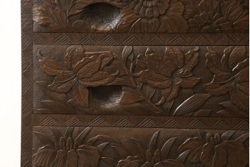 中古　美品　好一作　隅々まで施された彫刻が目を引く日光彫りチェスト(引き出し、衣装タンス、収納箪笥)(R-057638)