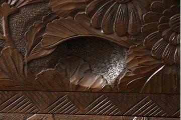 中古　美品　好一作　隅々まで施された彫刻が目を引く日光彫りチェスト(引き出し、衣装タンス、収納箪笥)(R-057638)