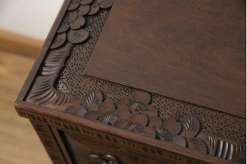 中古　美品　大坂屋製　軽井沢彫り　繊細かつ大胆な彫刻が魅力的なチェスト(引き出し、衣装タンス、収納箪笥)(R-057639)