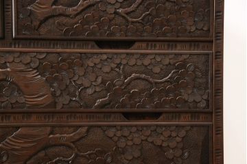 中古　美品　大坂屋製　軽井沢彫り　繊細かつ大胆な彫刻が魅力的なチェスト(引き出し、衣装タンス、収納箪笥)(R-057639)