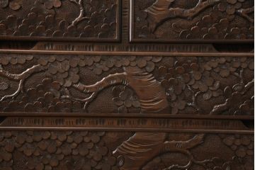 中古　美品　大坂屋製　軽井沢彫り　繊細かつ大胆な彫刻が魅力的なチェスト(引き出し、衣装タンス、収納箪笥)(R-057639)
