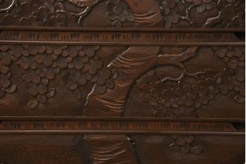 中古　美品　大坂屋製　軽井沢彫り　繊細かつ大胆な彫刻が魅力的なチェスト(引き出し、衣装タンス、収納箪笥)(R-057639)