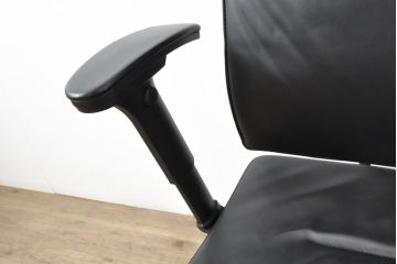 中古　美品　ドイツ　高級オフィスチェア　セダス社(SEDUS)　アルミポリッシュ　上質なデスクワークの空間を演出するハイバックレザーデスクチェア(本革、椅子、イス、アームチェア)(定価約39万円)(R-057644)