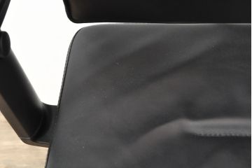 中古　美品　ドイツ　高級オフィスチェア　セダス社(SEDUS)　アルミポリッシュ　上質なデスクワークの空間を演出するハイバックレザーデスクチェア(本革、椅子、イス、アームチェア)(定価約39万円)(R-057644)
