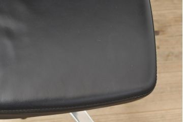 中古　美品　ドイツ　高級オフィスチェア　セダス社(SEDUS)　アルミポリッシュ　上質なデスクワークの空間を演出するハイバックレザーデスクチェア(本革、椅子、イス、アームチェア)(定価約39万円)(R-057644)