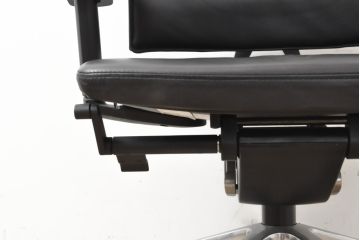 中古　美品　ドイツ　高級オフィスチェア　セダス社(SEDUS)　アルミポリッシュ　上質なデスクワークの空間を演出するハイバックレザーデスクチェア(本革、椅子、イス、アームチェア)(定価約39万円)(R-057644)