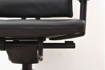 中古　美品　ドイツ　高級オフィスチェア　セダス社(SEDUS)　アルミポリッシュ　上質なデスクワークの空間を演出するハイバックレザーデスクチェア(本革、椅子、イス、アームチェア)(定価約39万円)(R-057644)