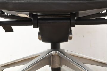 中古　美品　ドイツ　高級オフィスチェア　セダス社(SEDUS)　アルミポリッシュ　上質なデスクワークの空間を演出するハイバックレザーデスクチェア(本革、椅子、イス、アームチェア)(定価約39万円)(R-057644)