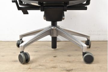 中古　美品　ドイツ　高級オフィスチェア　セダス社(SEDUS)　アルミポリッシュ　上質なデスクワークの空間を演出するハイバックレザーデスクチェア(本革、椅子、イス、アームチェア)(定価約39万円)(R-057644)