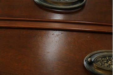 中古　ヘリテイジヘンレドン(Heritage　Henredon)　マホガニー材　上品でクラシカルな雰囲気を漂わせるチェスト　(R-057647)