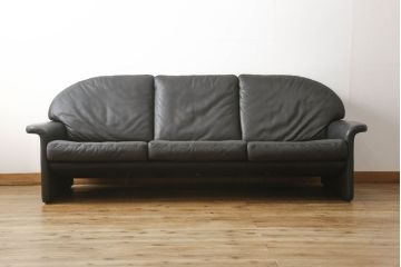 中古　美品　モビリア　デセデ社　スイス　丸みのあるデザインが柔らかい雰囲気を醸し出す本革3人掛けソファ(三人掛け、レザーソファ、)(定価約192万円)(R-057650)