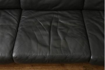 中古　美品　モビリア　デセデ社　スイス　丸みのあるデザインが柔らかい雰囲気を醸し出す本革3人掛けソファ(三人掛け、レザーソファ、)(定価約192万円)(R-057650)