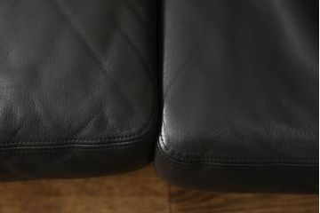 中古　美品　モビリア　デセデ社　スイス　丸みのあるデザインが柔らかい雰囲気を醸し出す本革3人掛けソファ(三人掛け、レザーソファ、)(定価約192万円)(R-057650)