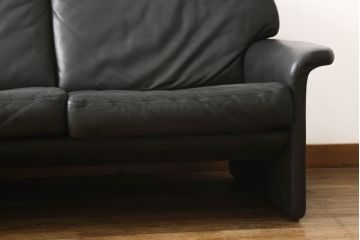 中古　美品　モビリア　デセデ社　スイス　丸みのあるデザインが柔らかい雰囲気を醸し出す本革3人掛けソファ(三人掛け、レザーソファ、)(定価約192万円)(R-057650)