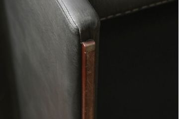 中古　美品　モビリア　デセデ社　スイス　丸みのあるデザインが柔らかい雰囲気を醸し出す本革3人掛けソファ(三人掛け、レザーソファ、)(定価約192万円)(R-057650)