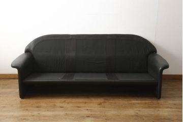 中古　美品　モビリア　デセデ社　スイス　丸みのあるデザインが柔らかい雰囲気を醸し出す本革3人掛けソファ(三人掛け、レザーソファ、)(定価約192万円)(R-057650)