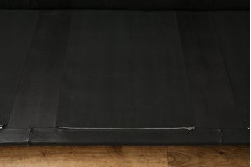 中古　美品　モビリア　デセデ社　スイス　丸みのあるデザインが柔らかい雰囲気を醸し出す本革3人掛けソファ(三人掛け、レザーソファ、)(定価約192万円)(R-057650)