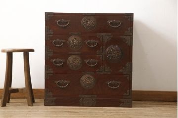 中古　美品　岩谷堂箪笥　木地呂塗り　品のあるデザインの手打ち金具が魅力の整理箪笥(定価約140万円)(R-057652)