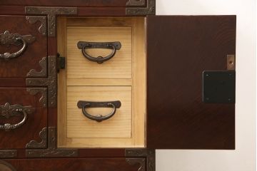 中古　美品　岩谷堂箪笥　木地呂塗り　品のあるデザインの手打ち金具が魅力の整理箪笥(定価約140万円)(R-057652)