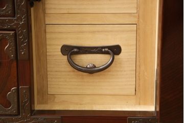 中古　美品　岩谷堂箪笥　木地呂塗り　品のあるデザインの手打ち金具が魅力の整理箪笥(定価約140万円)(R-057652)