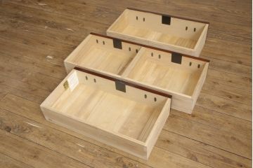 中古　美品　岩谷堂箪笥　木地呂塗り　品のあるデザインの手打ち金具が魅力の整理箪笥(定価約140万円)(R-057652)