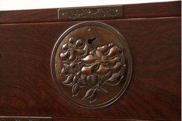 中古　美品　岩谷堂箪笥　木地呂塗り　品のあるデザインの手打ち金具が魅力の整理箪笥(定価約140万円)(R-057652)