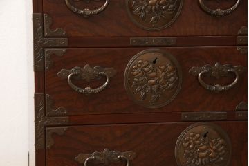 中古　美品　岩谷堂箪笥　木地呂塗り　品のあるデザインの手打ち金具が魅力の整理箪笥(定価約140万円)(R-057652)