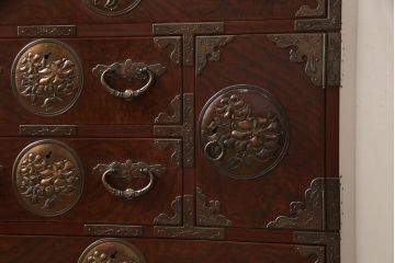 中古　美品　岩谷堂箪笥　木地呂塗り　品のあるデザインの手打ち金具が魅力の整理箪笥(定価約140万円)(R-057652)